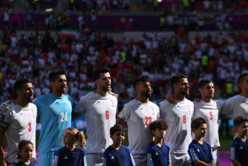 لاعبو المنتخب الإيراني يؤدّون النشيد الوطني