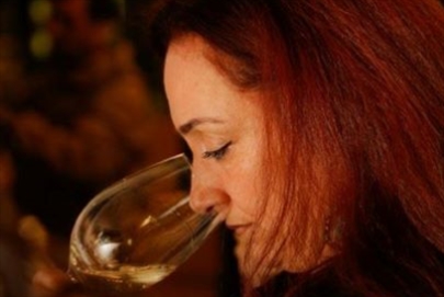 
ديانا سلامة تجعل النبيذ أكثر أنوثةً