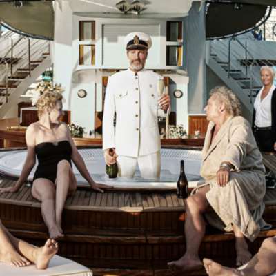 الافتتاح الليلةَ مع «مثلّث الحزن»: روبن أوستلوند   على متن السفينة الرأسماليّة المترنّحة