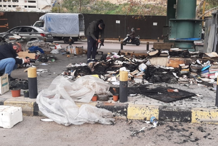 شاهد| حريق يلتهم مكتبة «المشرّد» محمد المغربي