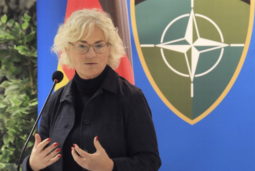 وزيرة الدفاع الألمانية: لن نمدّ أوكرانيا بأسلحة في الوقت الراهن