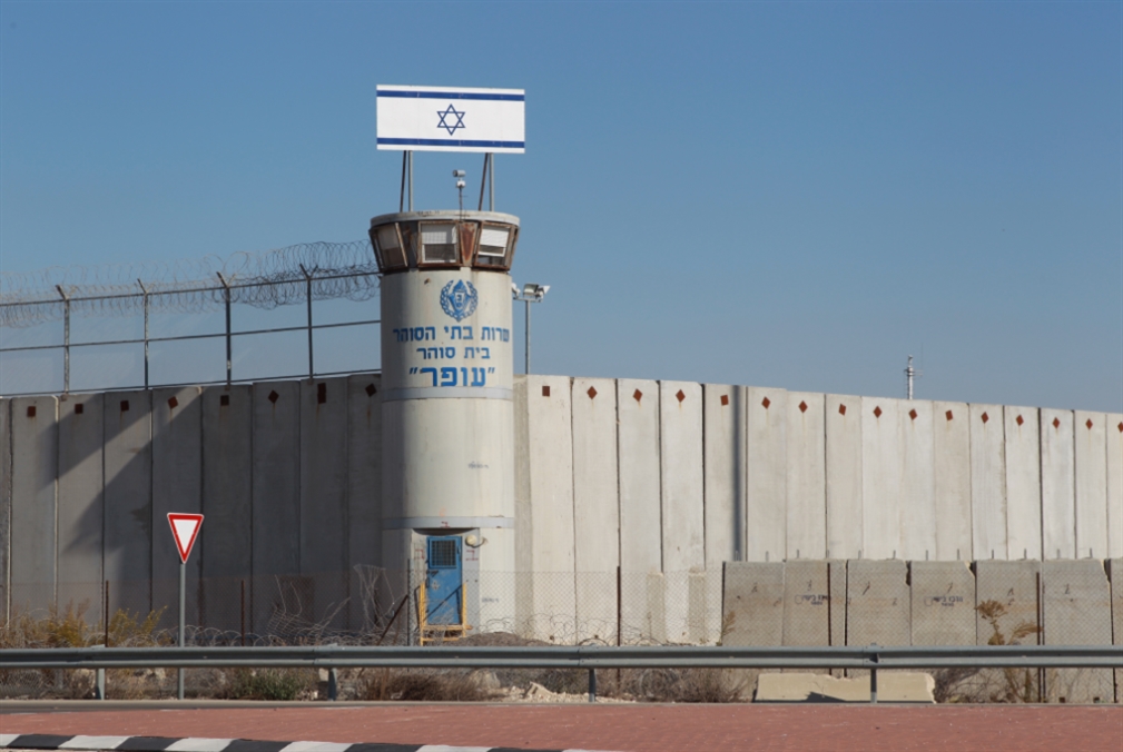 إصابة مئة أسير فلسطيني بـ«كورونا» في سجن «عوفر» الإسرائيلي