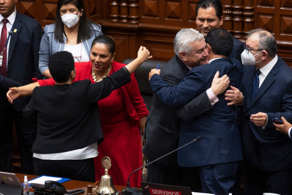 برلمان البيرو يعزل الرئيس الذي حلّه قبل ساعات