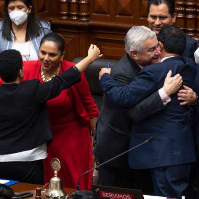 برلمان البيرو يعزل الرئيس الذي حلّه قبل ساعات