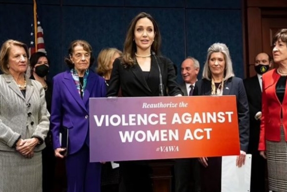 أنجيلينا للكونغرس: قانون لمكافحة العنف الأسري