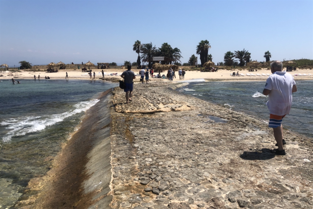 تلوّث الشاطىء بـ«جسيميات بلاستيكيّة» يثير لغطاً في محميّة طرابلس
