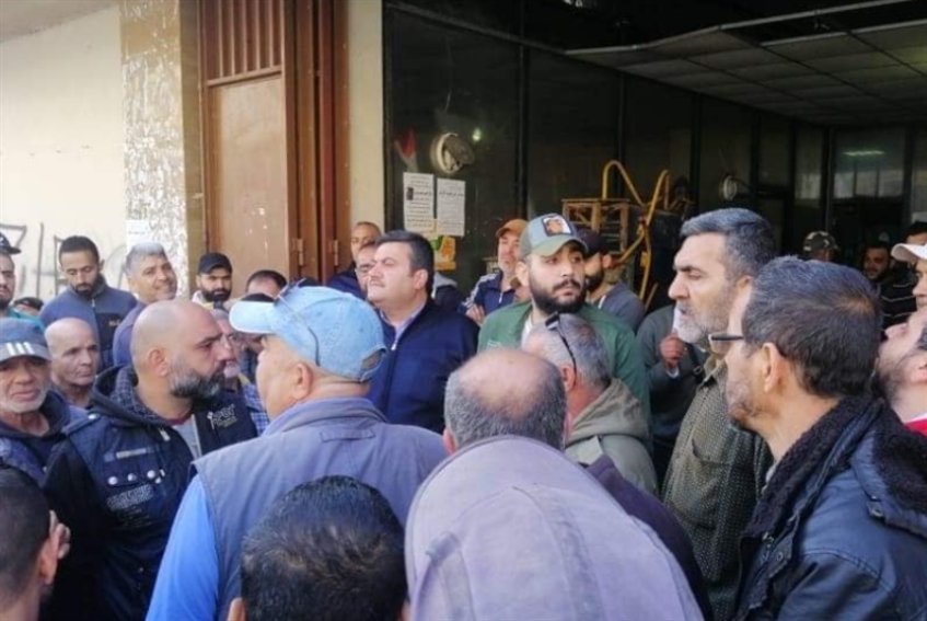 عمّال بلدية طرابلس يعتصمون أمام منزل مولوي