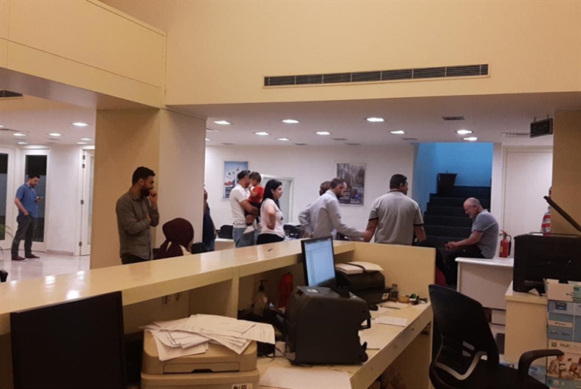 أساتذة يحتجزون موظّفي مصرف في طرابلس