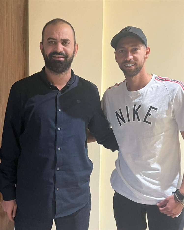 سبليني مع مدير فريق العهد محمد شرّي بعد توقيعه على العقد (الأخبار)