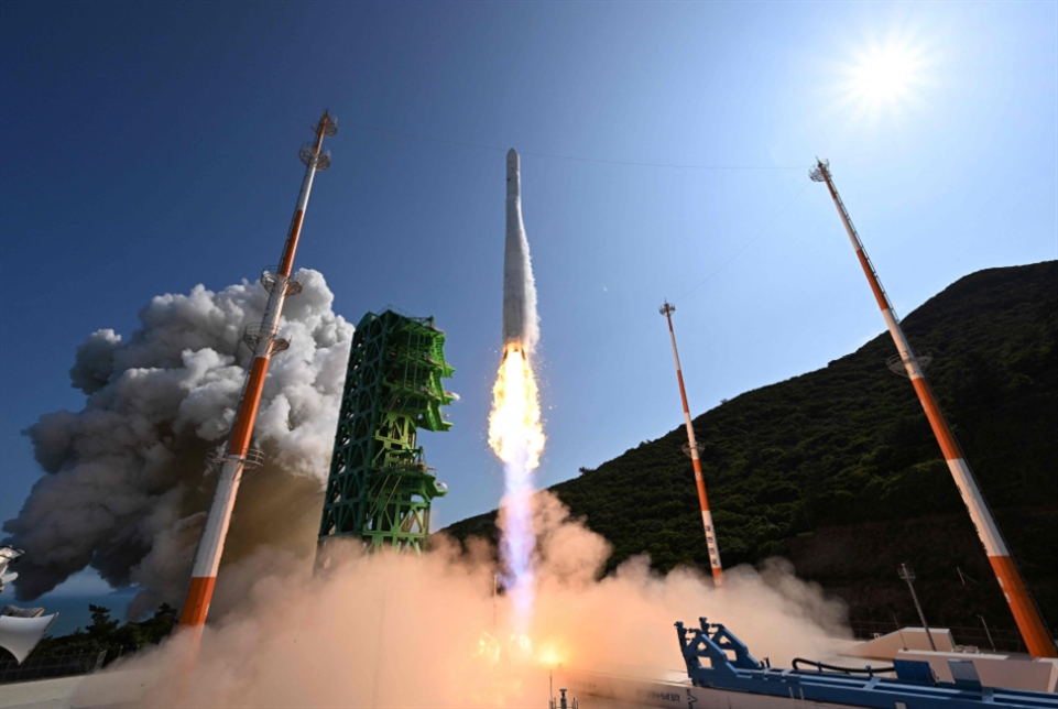 كوريا الجنوبية تُطلق أوّل صاروخ فضائي محلّي الصنع