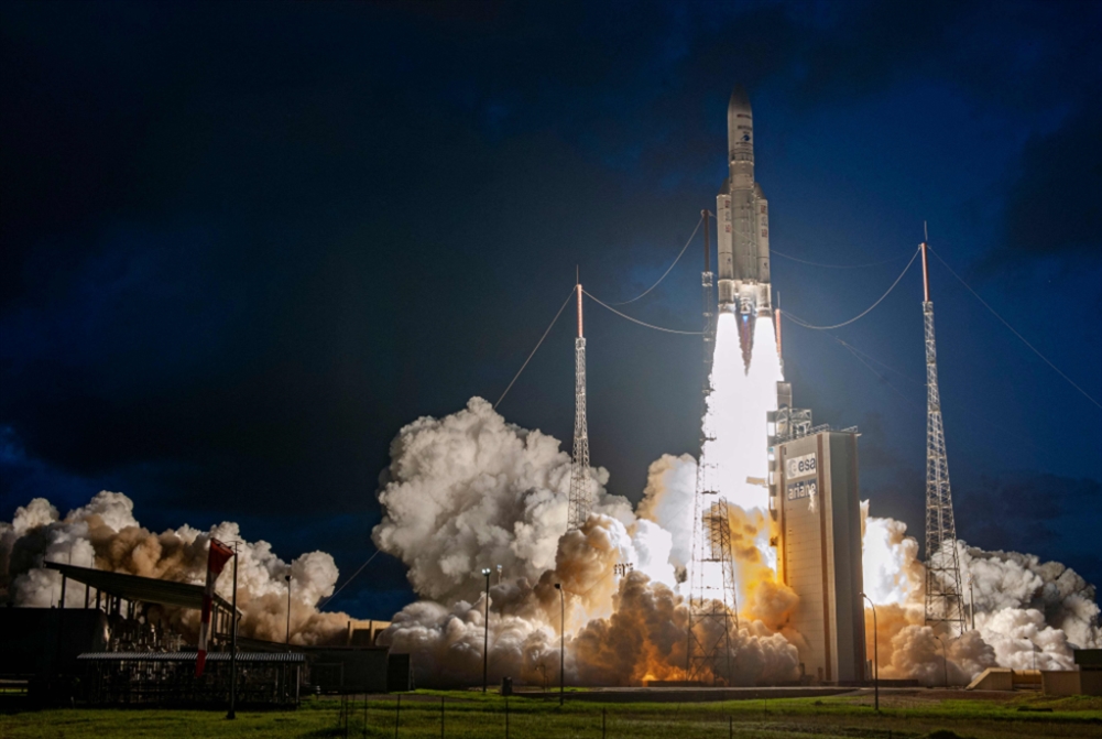 إطلاق صاروخ «أريان 5» بنجاح يُعيد أوروبا إلى الفضاء بعد توقّف أشهر