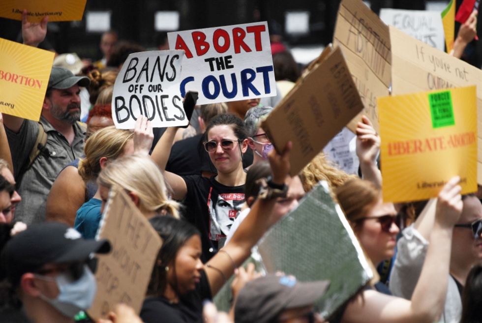 «منع الإجهاض» يقسم الأميركيين... من الشارع إلى البيت الأبيض