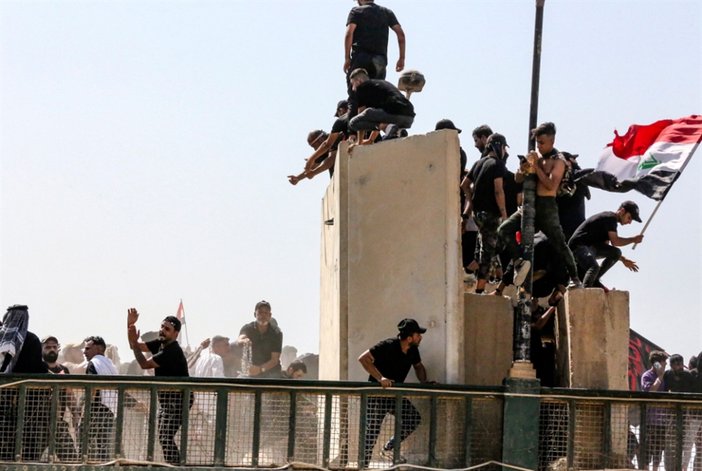 إطلاق غاز مسيل للدموع على متظاهرين مناصرين للتيار الصدري في بغداد