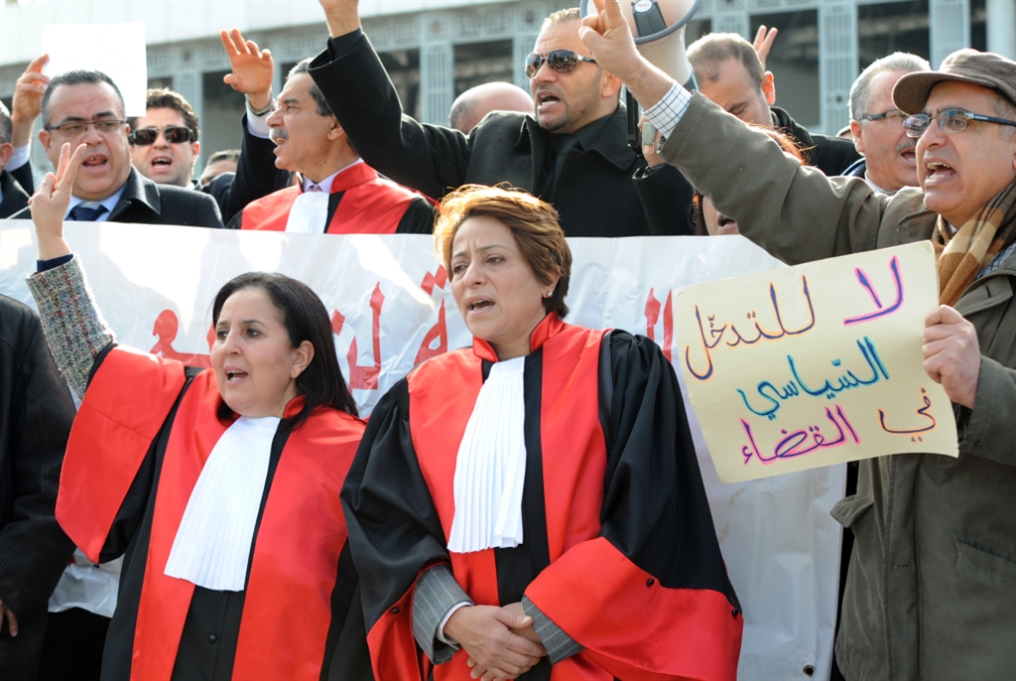 المحكمة الإدارية التونسية تعلق تنفيذ قرار سعّيد بعزل نحو خمسين قاضياً