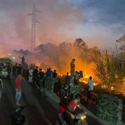 محتجون على انقطاع الكهرباء يضرمون النار في معمل دير عمار