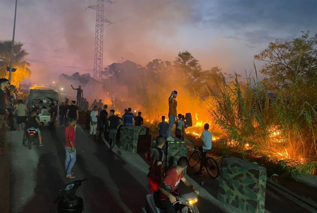 محتجون على انقطاع الكهرباء يضرمون النار في معمل دير عمار