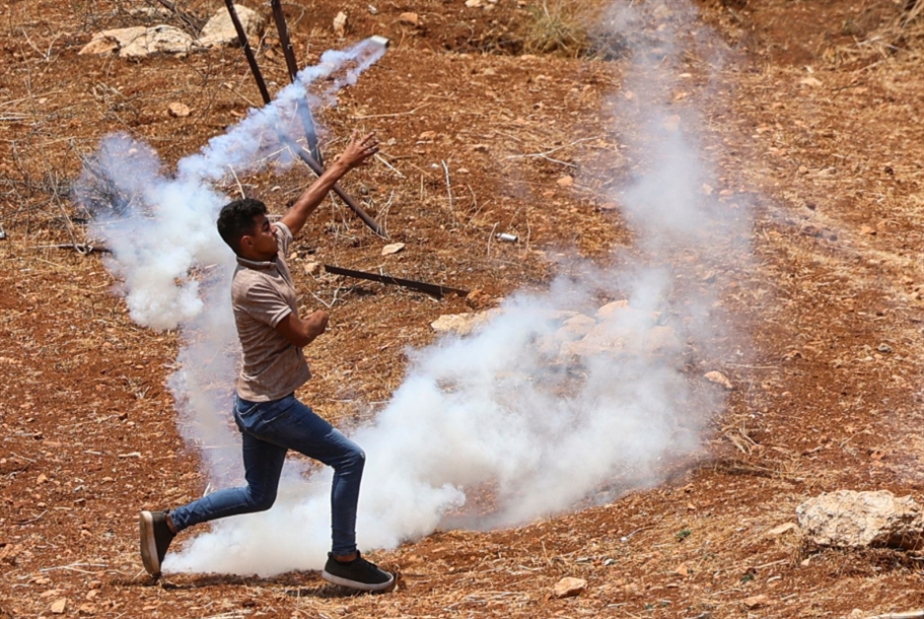 الاحتلال يعتقل 20 فلسطينياً من الضفة