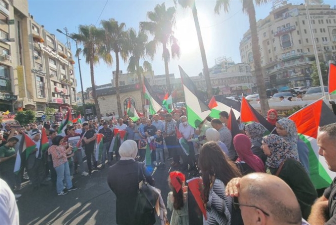 تظاهرة في رام الله... نصرةً لغزّة وتنديداً بالتنسيق الأمني