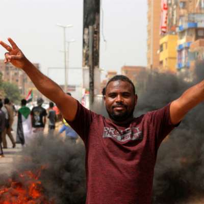 السودان | مناكفة إماراتية للبرهان: «حميدتي» حاملاً للواء المدنيين!
