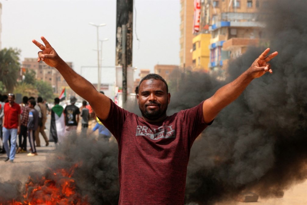 السودان | مناكفة إماراتية للبرهان: «حميدتي» حاملاً للواء المدنيين!