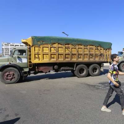 أصحاب شاحنات النقل الخارجي يعتصمون أمام مرفأ طرابلس: «بدنا نشتغل!»