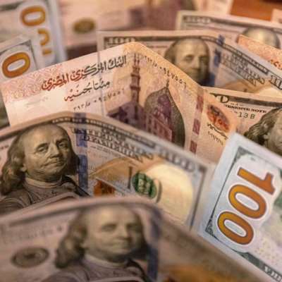 الجنيه المصري يهوي إلى مستوى قياسي جديد أمام الدولار