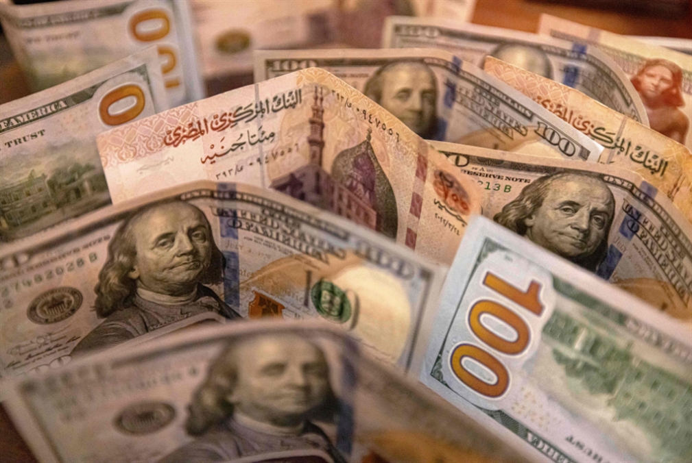 الجنيه المصري يهوي إلى مستوى قياسي جديد أمام الدولار