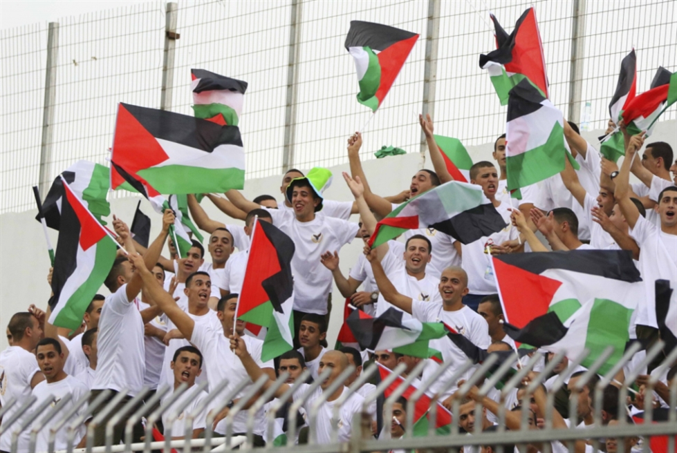 منتخبا لبنان وفلسطين: أخصام في الملعب... شركاء في المعاناة