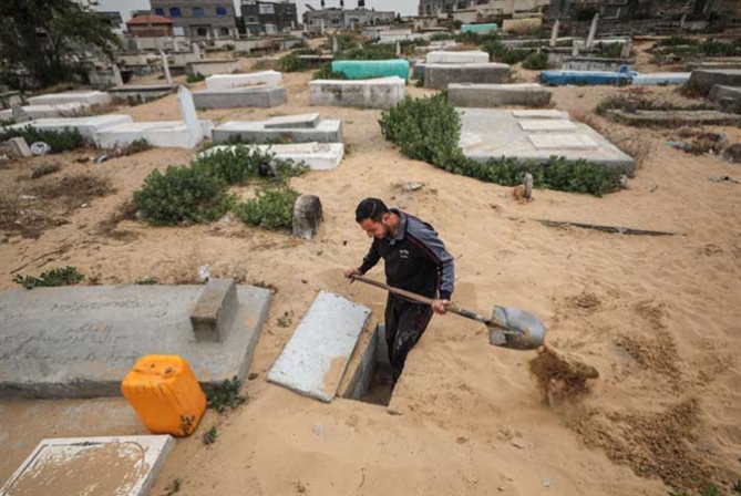 مُكفِّن غزة وحفّار قبورها