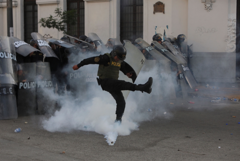 حكومة البيرو تأمر الشرطة والجيش بفتح الطرقات