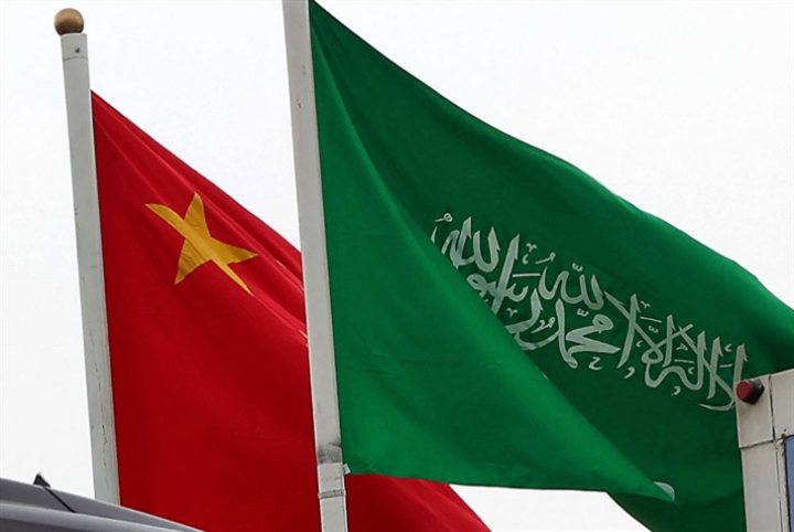 بكين تسعى إلى تقوية الروابط الاقتصادية مع الرياض