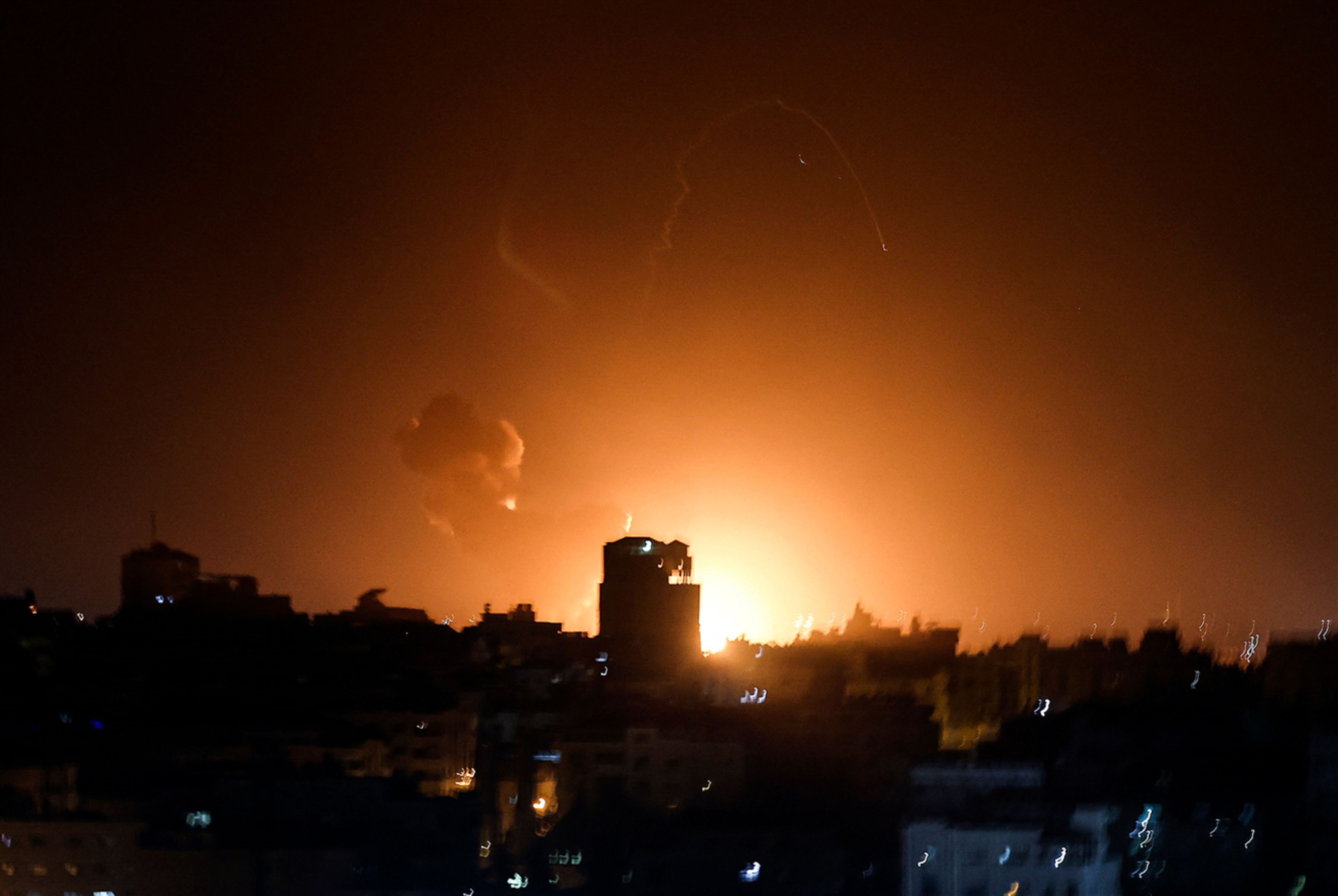 طائرات العدو تقصف غزة... والمقاومة تردّ