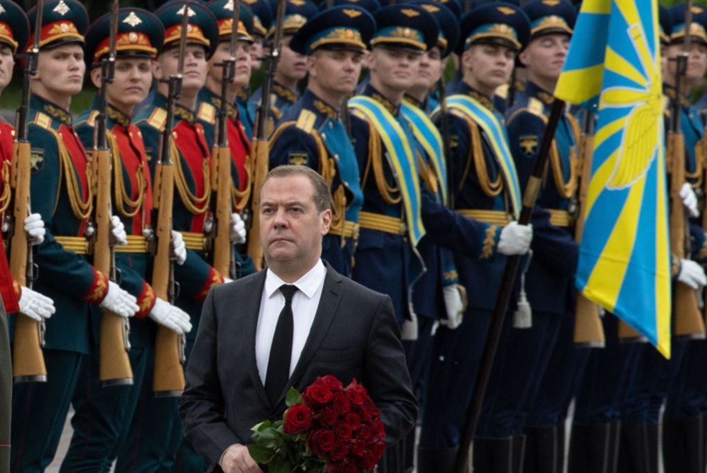 مدفيديف: روسيا مستعدة للمضيّ حتى «حدود بولندا»