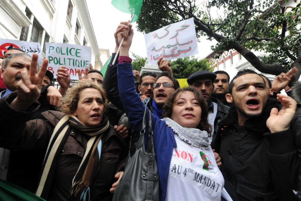 الجزائر تستدعي سفيرها في فرنسا بسبب إجلاء الناشطة بوراوي