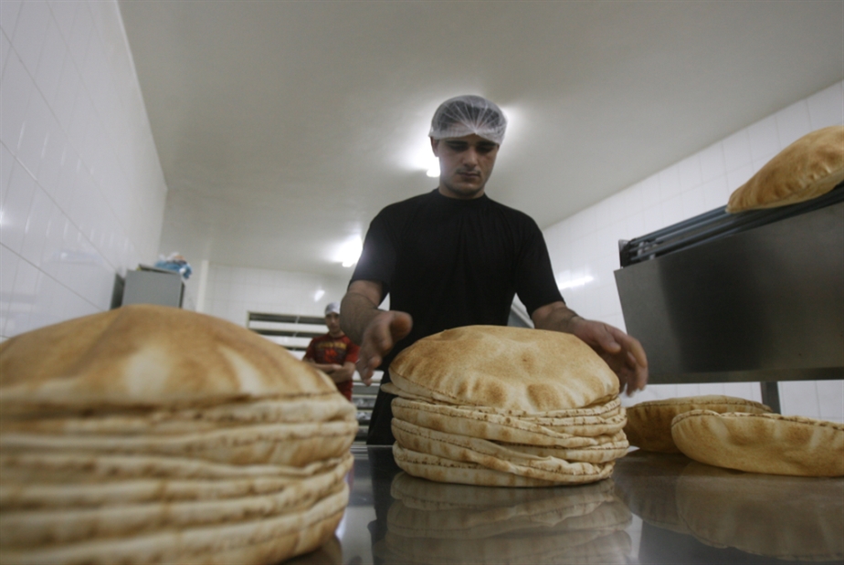 «الاقتصاد» ترفع سعر ربطة الخبز