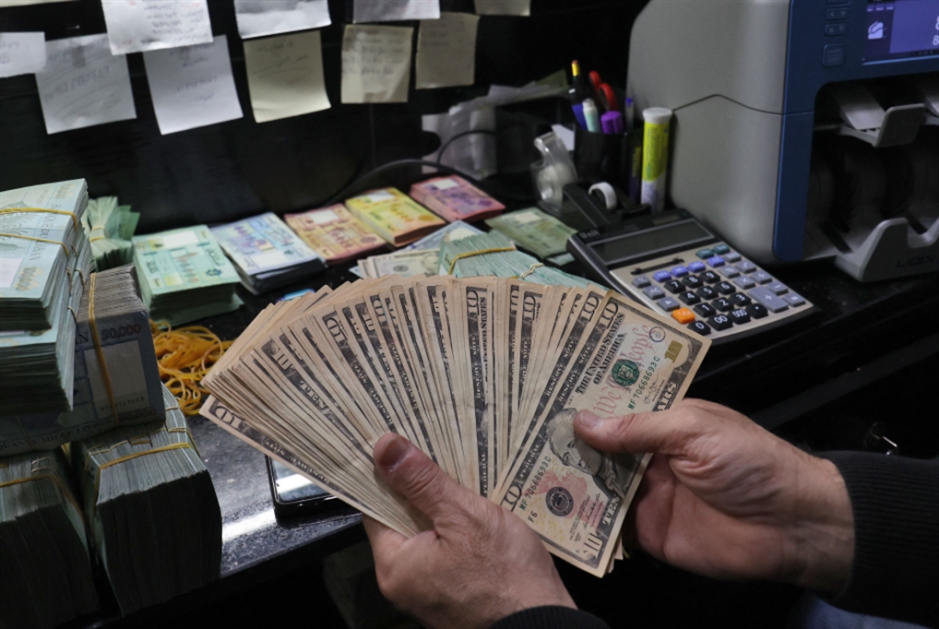 مصرف لبنان يعلن إجراء عملية «مفتوحة» لبيع الدولار بسعر 90 ألف ليرة