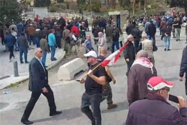 مواجهات بين القوى الأمنية ومتظاهرين في رياض الصلح