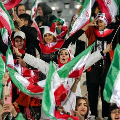 المشجّعات الإيرانيات يحضرن مباراة إيران وروسيا