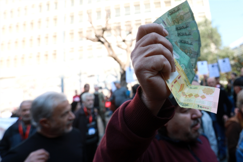تظاهرة أمام مصرف لبنان في الحمرا... ومحتجّون يحاولون اقتحام مصارف
