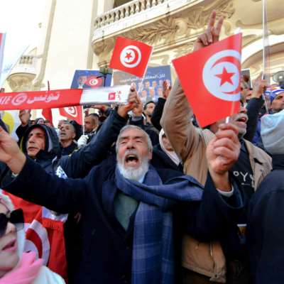 الرئيس التونسي يقرر حلّ المجالس البلدية