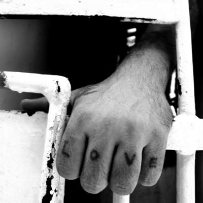 الصحة النفسية في السجون: خطر تصاعد دوافع الانتحار