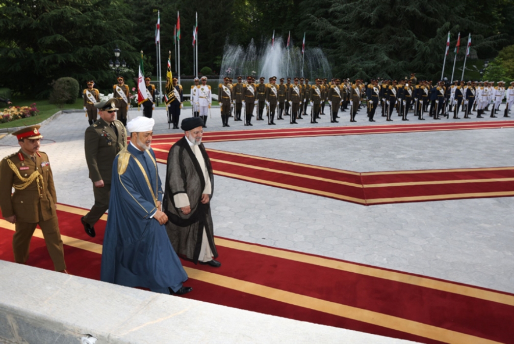 رئيسي يستقبل السلطان العُماني: توقيع وثائق تعاون بين البلدين