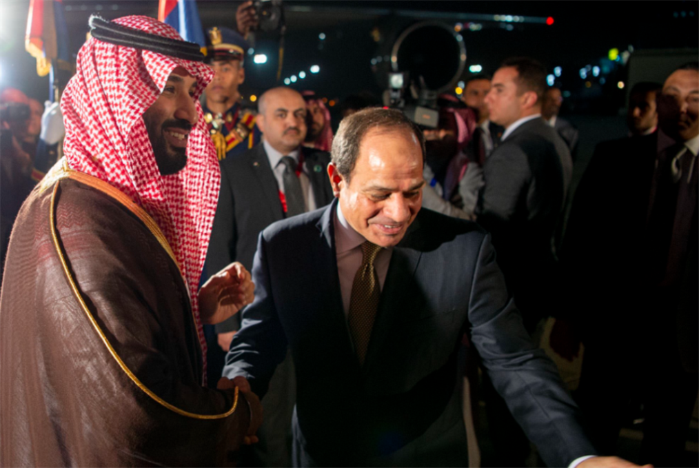 خيارات القاهرة أكثر ضيقاً: نحو الرضوخ للابتزاز الخليجي