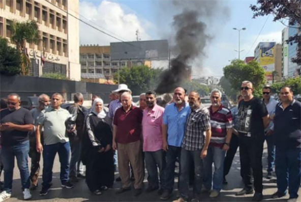 العسكريون المتقاعدون يعتصمون في طرابلس
