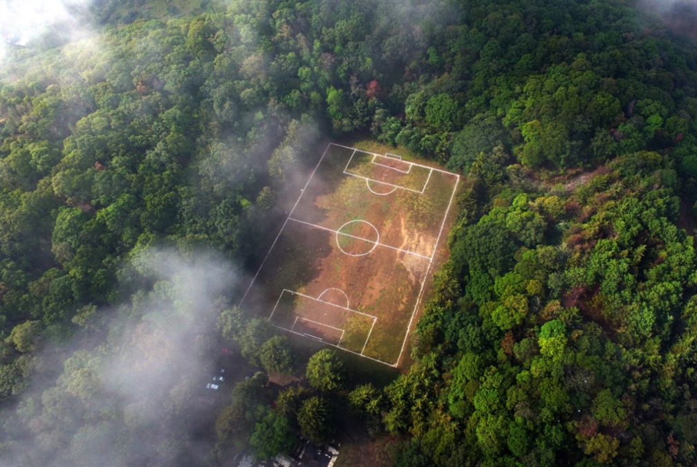 حفرة بركانية «تحتضن» ملعباً لكرة القدم