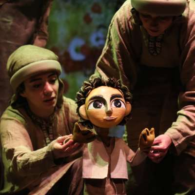 مسرح كريم دكروب يطفئ شمعته الثلاثين: «الدمى» شاهدة على تحوّلات لبنان