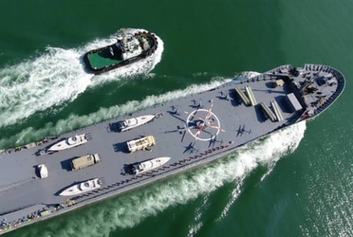 إيران تجري مناورات في جزيرة «أبو موسى»... وتكشف عن سفن وصواريخ جديدة 