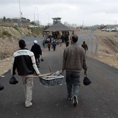 عودة تدريجية لعمال الضفة: إسرائيل لا تجد بديلاً