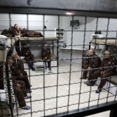 أكثر من تسعة آلاف فلسطيني خلف القضبان: مفاوضات التبادل تحيي آمال الأسرى