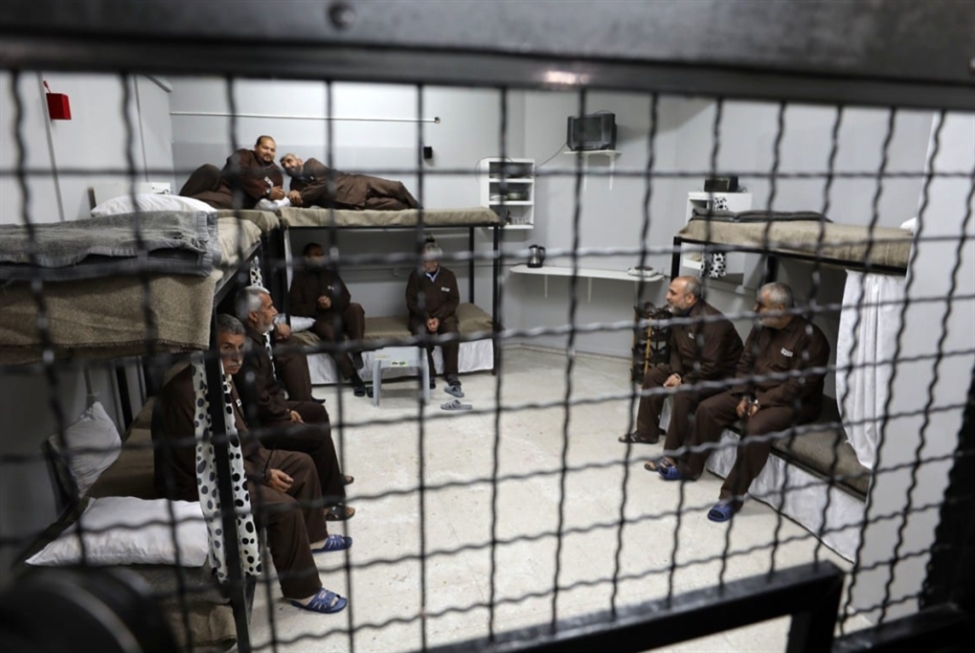 أكثر من تسعة آلاف فلسطيني خلف القضبان: مفاوضات التبادل تحيي آمال الأسرى
